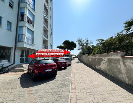Vendita appartamento trilocale ristrutturato con accesso diretto alla spiaggia a lido degli scacchi
